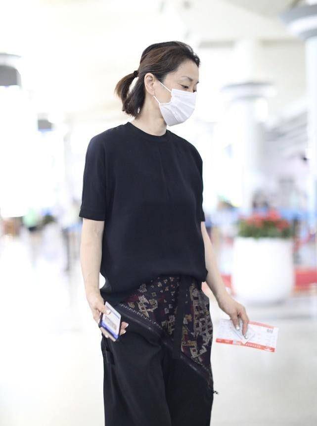 球鞋|58岁毛阿敏也太时髦了，一身黑配小啾啾发型，不见老态反而更减龄