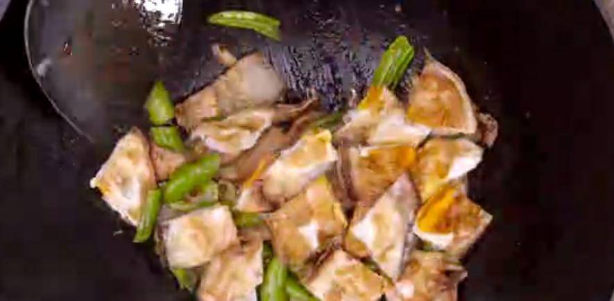 姜片|鸡蛋也可以这样吃,营养的快手早餐荷包蛋炒尖椒 焦嫩又下饭