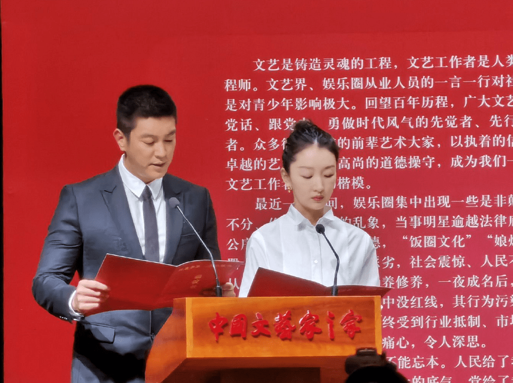 形象|周冬雨宣读《修身守正立心铸魂倡议书》，穿白衬衫带俩口罩，真拼