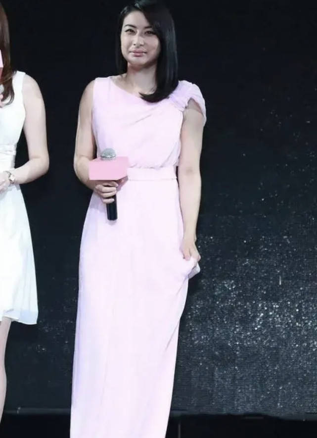 曲线美|郭晶晶不再藏着掖着,粉色“液体裙”穿出曲线美,真正豪门贵妇范