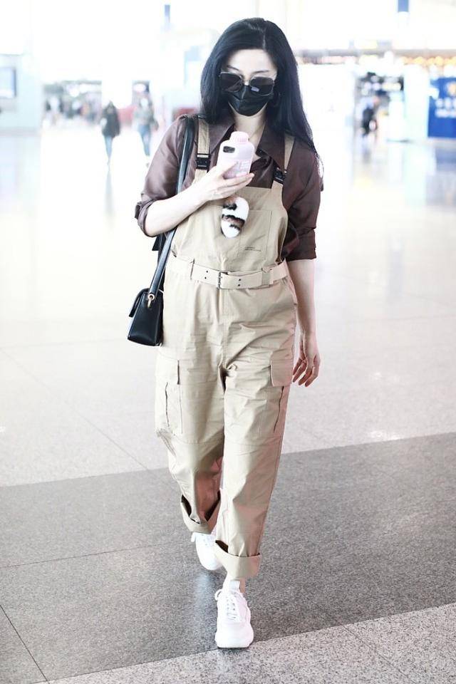 青春|范冰冰走文艺路线,V领毛衣+衬衫青春潮流范十足,40岁还像个少女