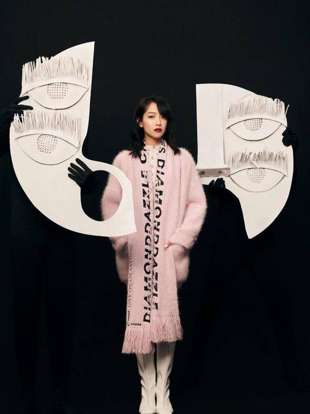 女孩子|宋茜“异次元”穿搭风格，火辣身材藏不住，这么强大的气场没谁了