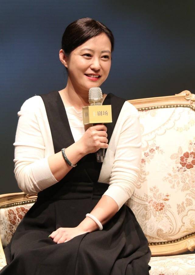 郝蕾|郝蕾到了演“妈妈”的年纪，但却依旧宝刀未老，好气质能穿出来
