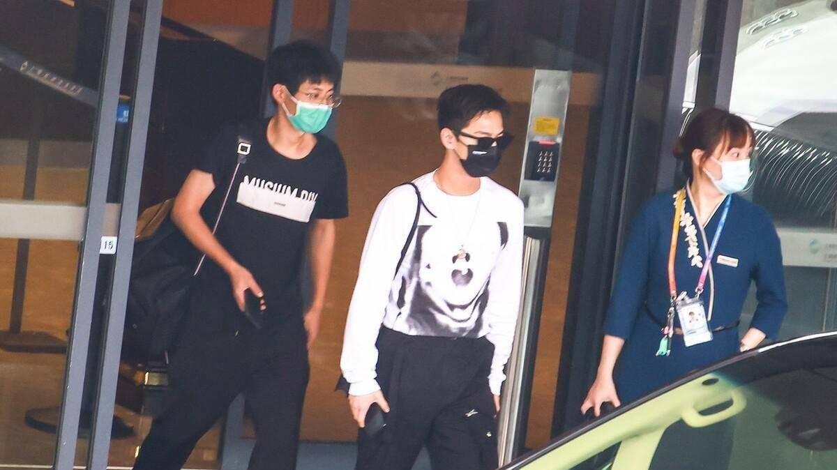 设计|杨洋头发短点挺精神的，T恤塞进工装裤，穿得精致又潇洒