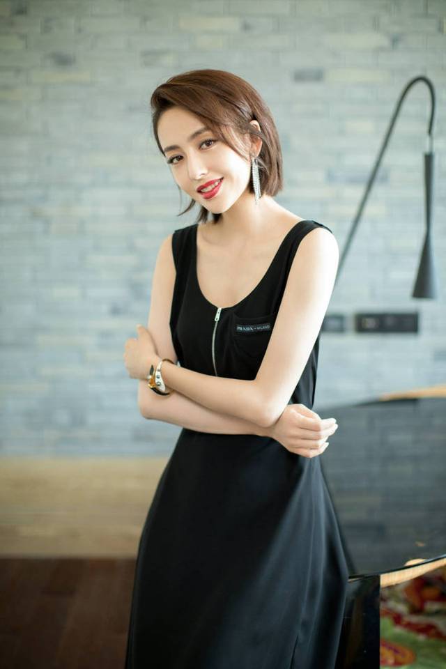 佟丽娅|佟丽娅瘦到撑不起吊带裙，同样的坑周冬雨也踩过，看完不想减肥了