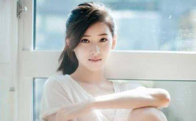 身材|27岁章泽天居家写真照，穿短裤秀细长美腿，清纯可人满满的少女感