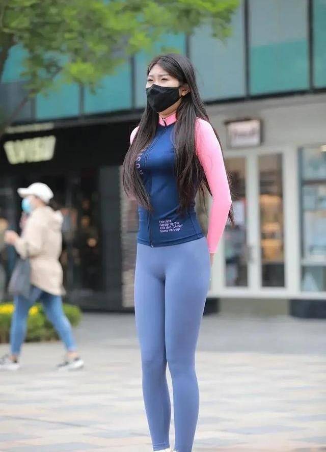 颜色|原清新奶油绿短衫，搭配黑色瑜伽裤，清新日常满满的健康