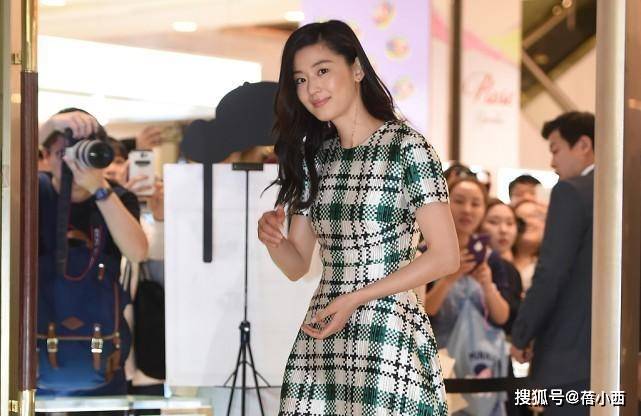 设计|全智贤的气质和身材都没得挑，简单穿格纹连衣裙，就美出国际范