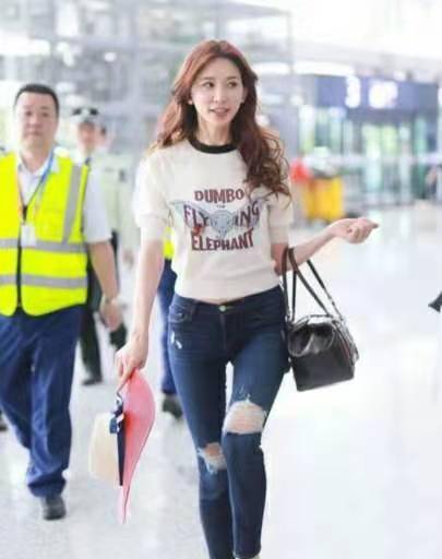 黑色|45岁林志玲真敢“作妖”，穿灰色吊带连衣裙硬穿成00后，美得惊艳