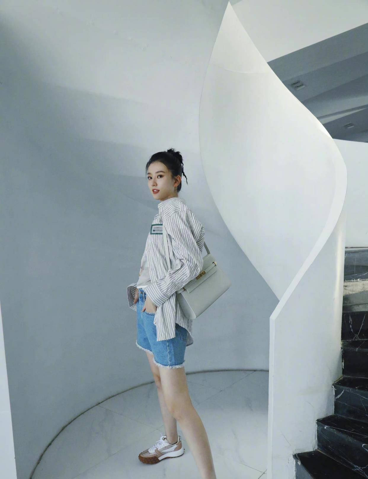 日美|乔欣晒夏日美照,条纹衫配牛仔裤清新减龄,这腿我爱了