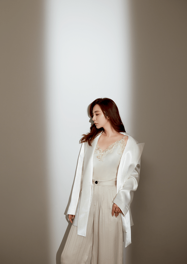 形象|王晓晨不愧是“大叔收割机”,32岁已懂裸色魅力,薄纱穿得好妖娆