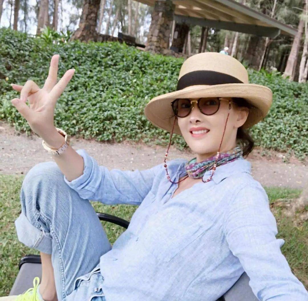 设计|牛莉这体态也太瘦了，还不如增肥一点，不过还好穿蛋糕裙减龄