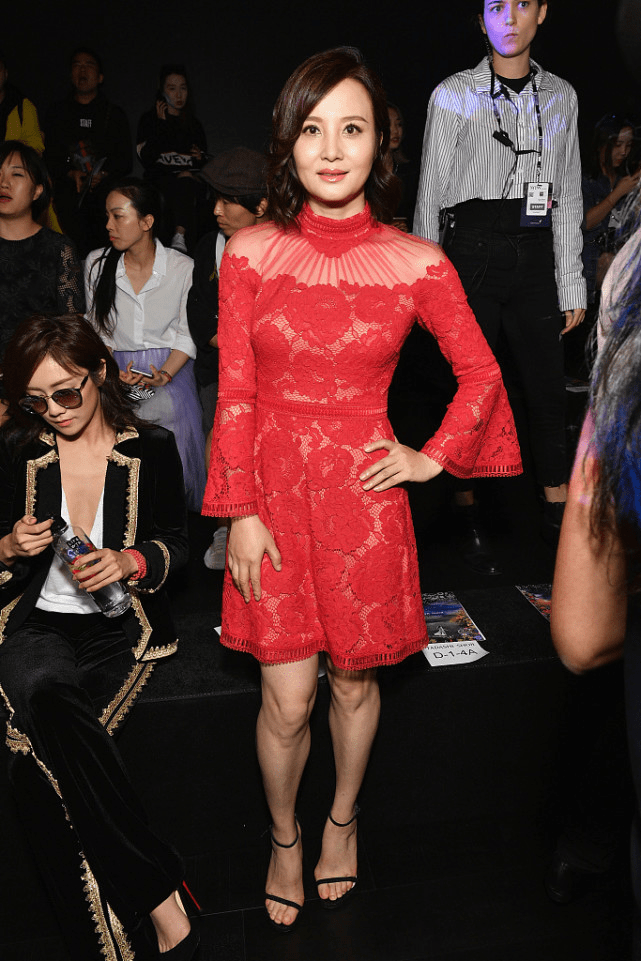 姿态|女人越老越有韵味，陶红穿红裙秀好身段，自信姿态为气质加分