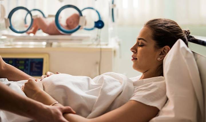 小孙|孕妇怀孕11月未分娩,不得不剖腹产,医生看到胎儿后“怒斥”产妇