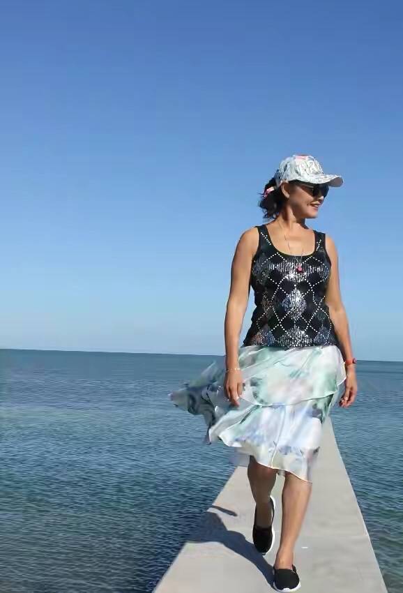 进行|姜黎黎头发也白了，盘发髻配素雅长袍韵味十足，无惧岁月老得优雅