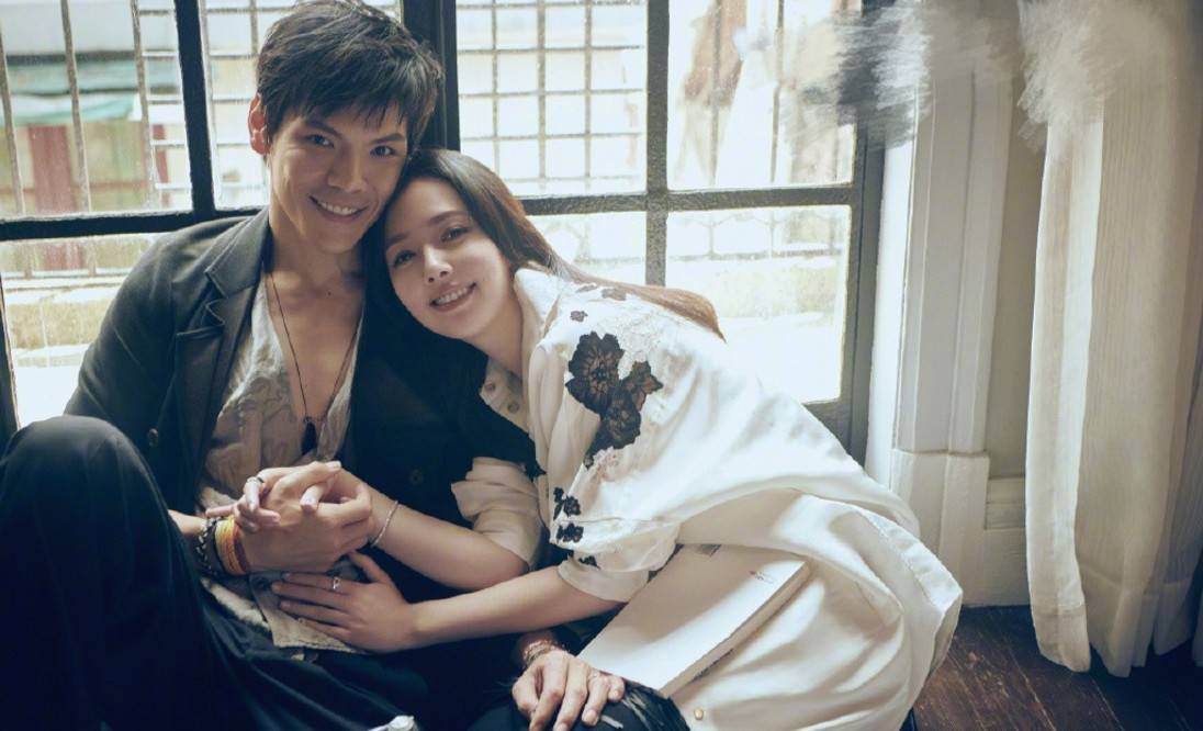 向佐|向佐夫妇录节目被偶遇！郭碧婷被夸白到发光，给女儿挑童装好有爱