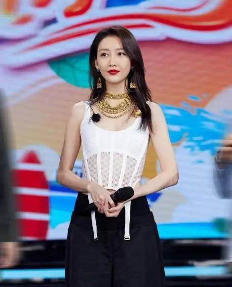 王鸥|王鸥节目里挺敢穿，露脐装玩透视风，为吸睛还调两根“内衣带”