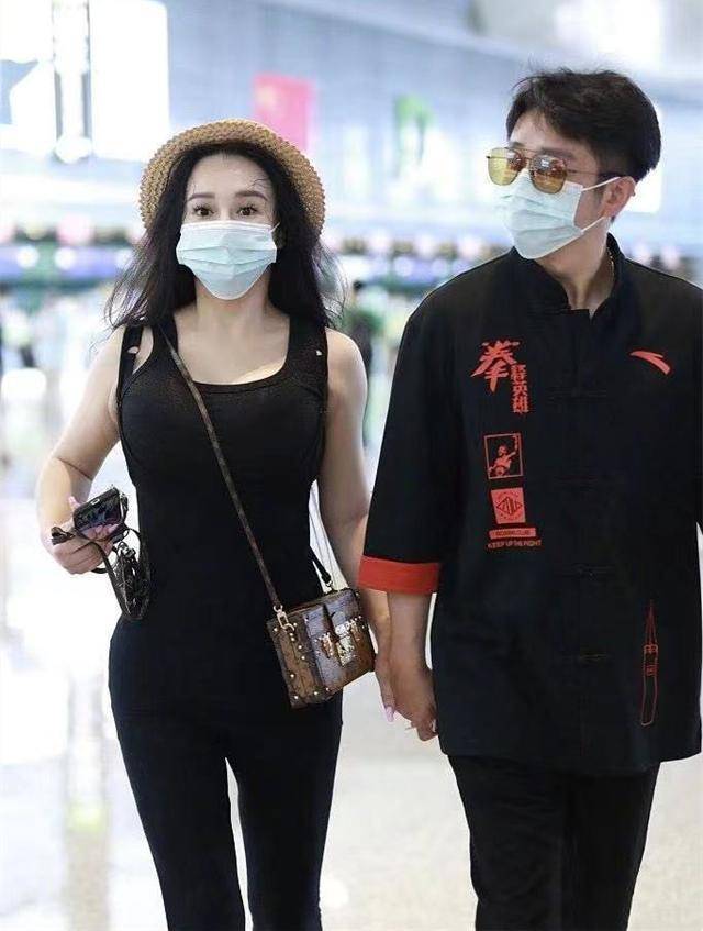 地方|冉莹颖永远是焦点，穿一身紧身衣凸显身材，邹市明真是太有福气了
