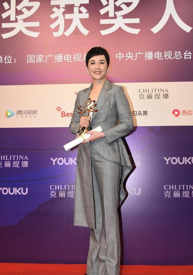 贵妇|蒋雯丽穿衣真太潮,西装外套“一半长一半短”,贵妇感太强