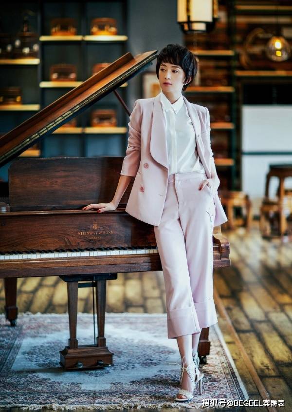 设计|杨超越不愧是打工人之光!职场穿搭好实用,温柔知性气质好