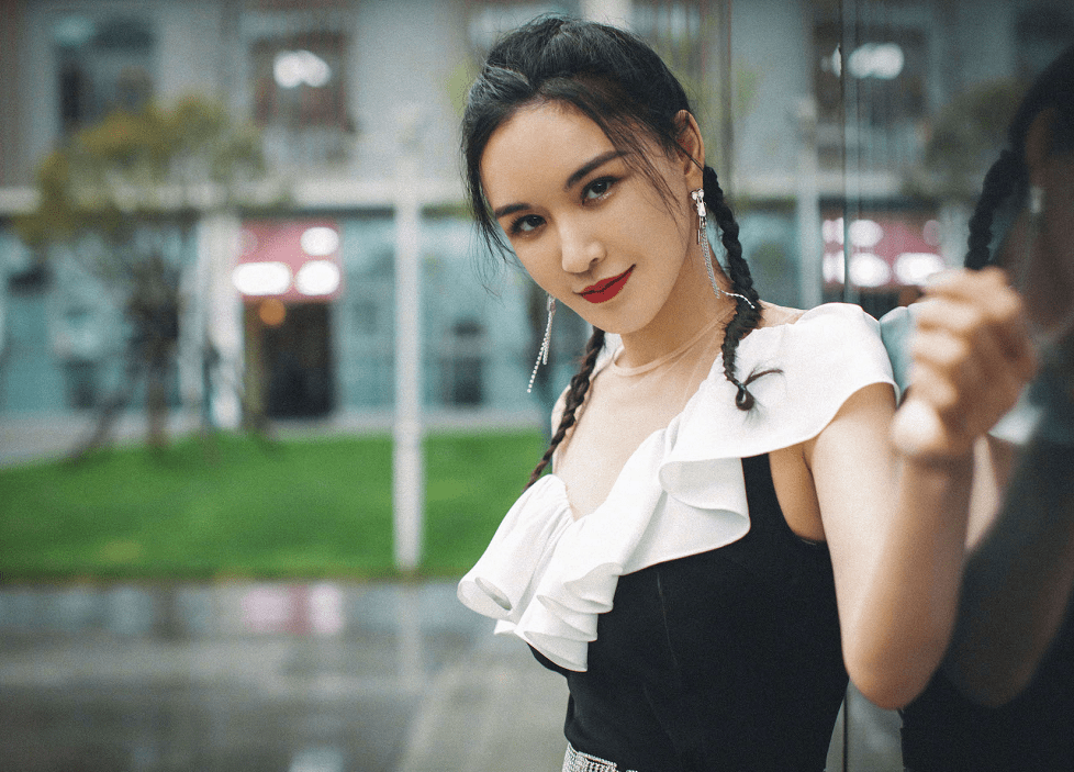 个性|莫小棋真是衣服架子，穿单肩“女仆裙”好俏皮，双麻花辫也不违和