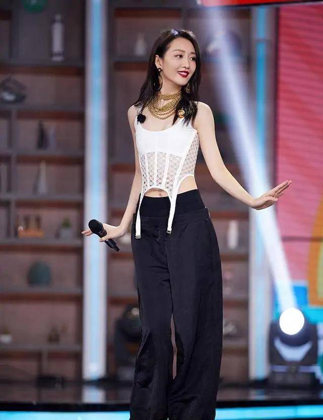王鸥|王鸥节目里挺敢穿，露脐装玩透视风，为吸睛还调两根“内衣带”