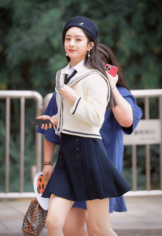 赵丽颖|赵丽颖似回18岁，穿白色针织衫搭百褶裙，越看越可爱呢！