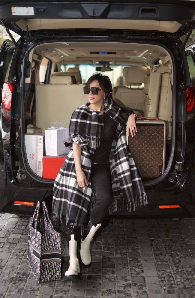 新潮|55岁刘嘉玲越老越敢尝试,穿“围巾款外套”够新潮,真有阔太范