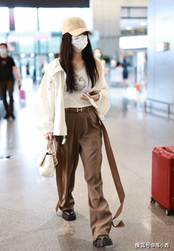 上衣|李小璐又不好好穿衣服了，穿宽松外套硬要扯下一边袖子，还挺时髦