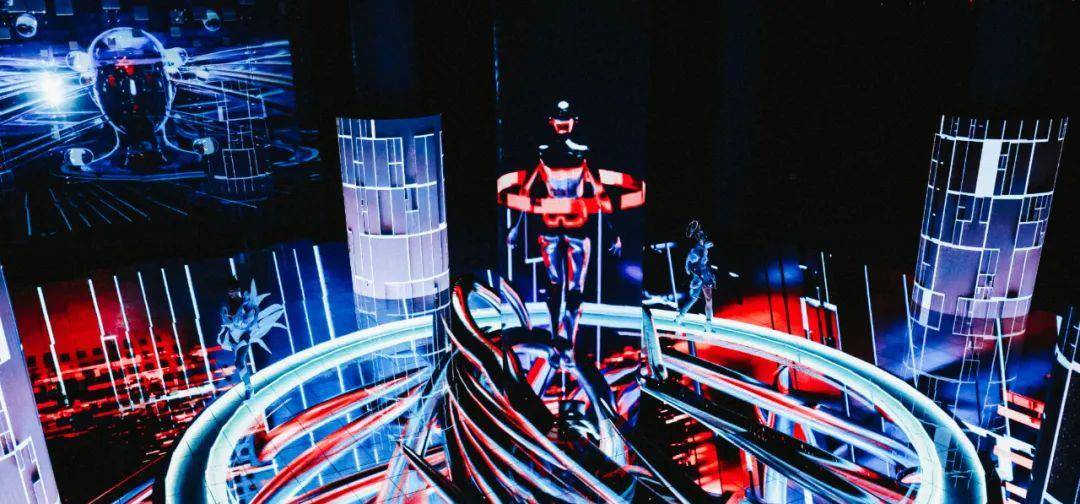 展演|惊艳！广州美术学院惊现赛博朋克沉浸式服装艺术展演-数艺网转