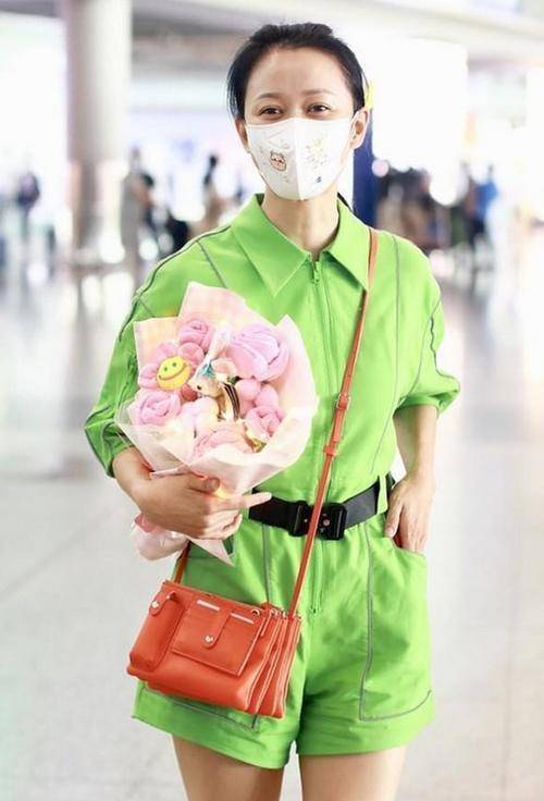 身材|倪虹洁大婶的年纪少女的身材，穿连体裤腰细腿长，一般00后比不了