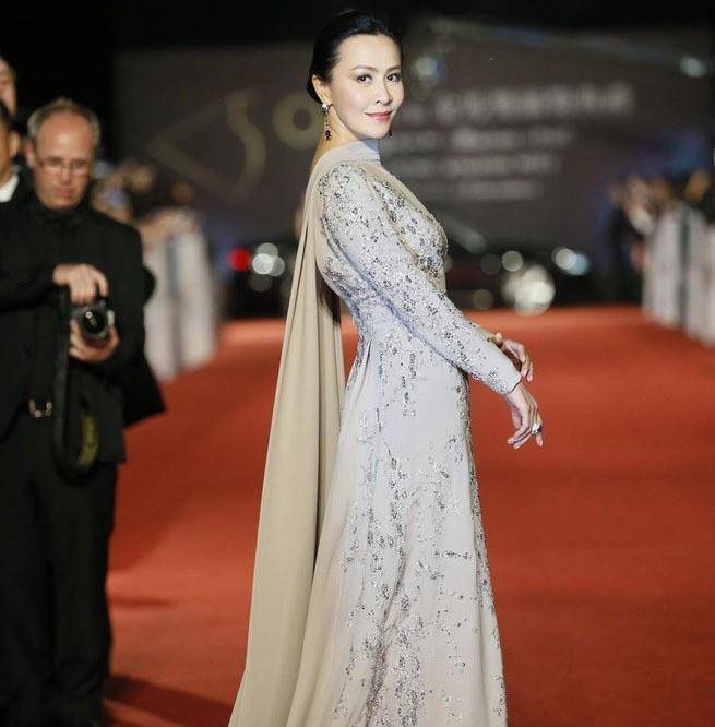 裙子|刘嘉玲穿礼服气场强大惊艳全场，梁朝伟和章子怡都成了衬托