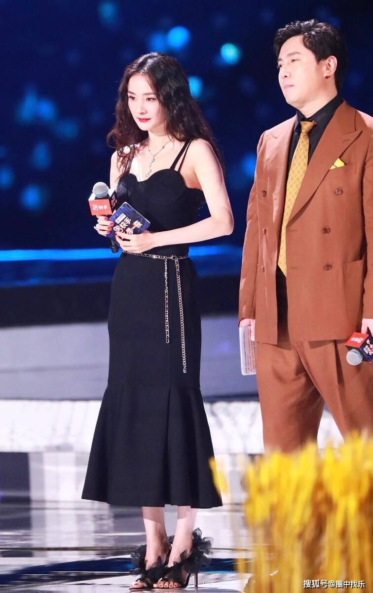 前卫|杨幂的造型真绝了，穿吊带裙配“铁链腰带”，微卷长发够妩媚