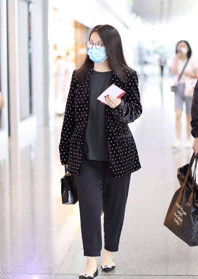 贵妇|45岁李湘颜值大回春!一袭白T竟不显土气,暴瘦后比穿贵妇装都要美