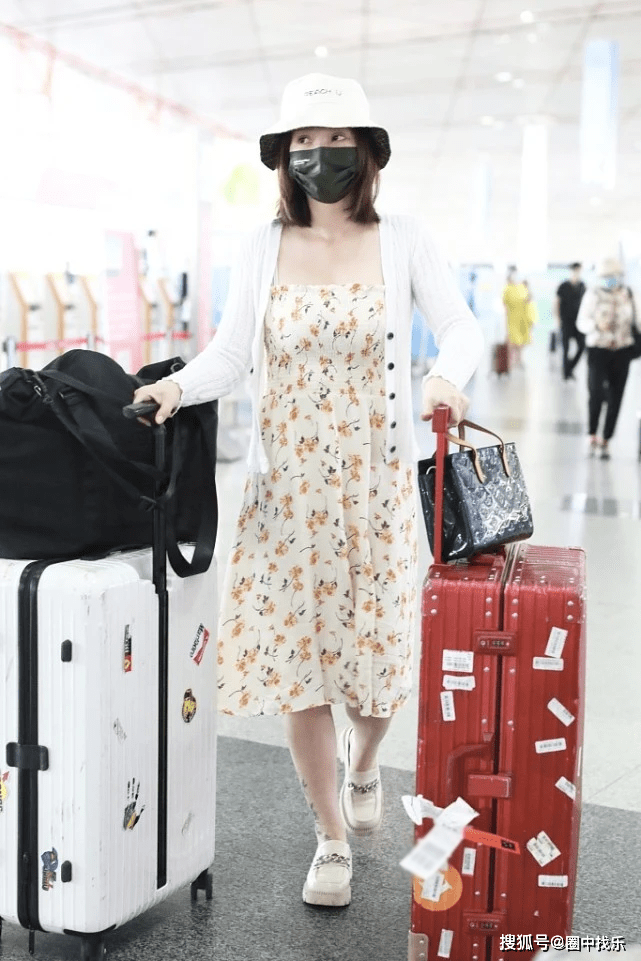 感觉|柳岩机场变身“女汉子”，一人推两大箱行旅，碎花裙造型温柔大方