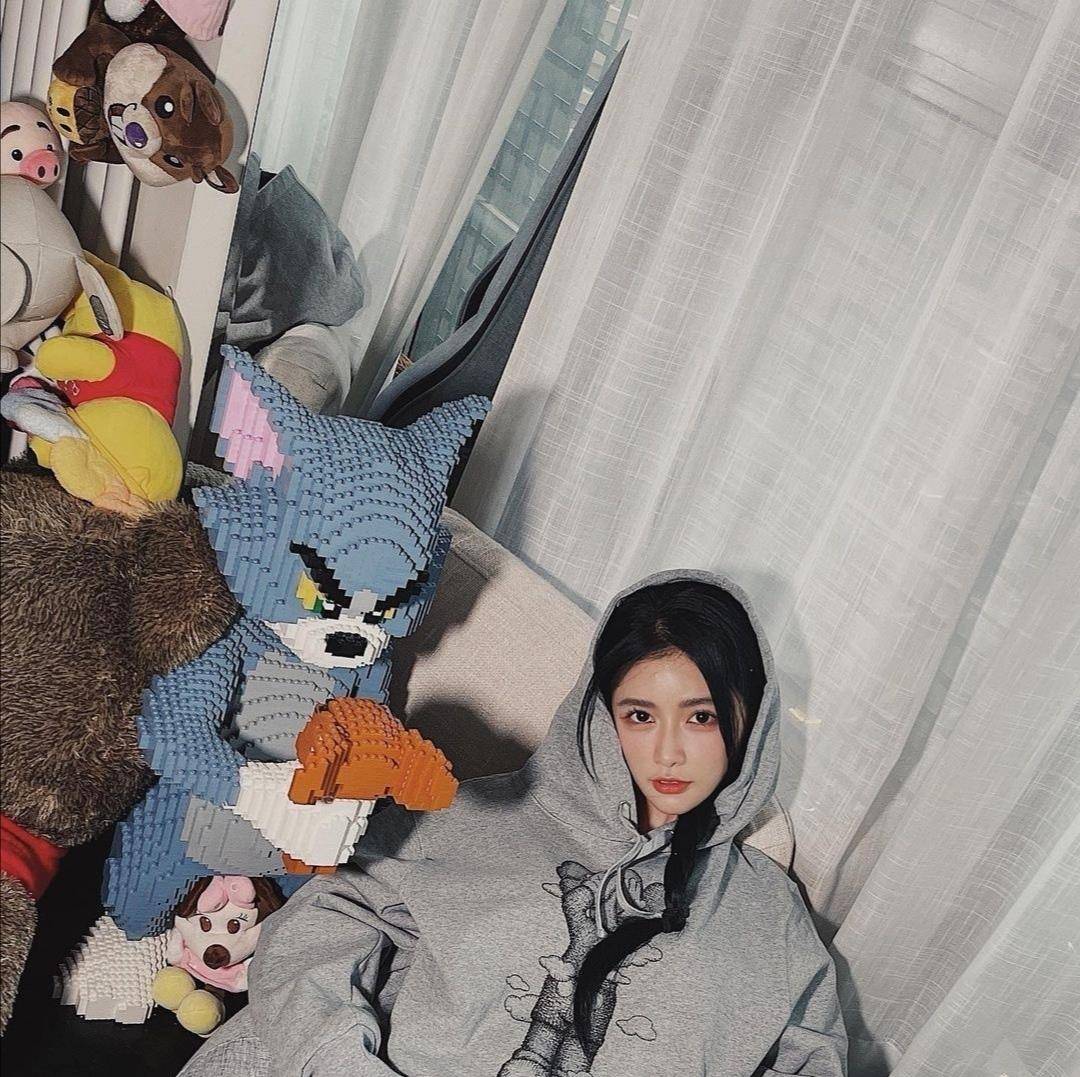 蔡卓|别被蔡卓宜的清纯长相欺骗了，穿黑色旗袍的她，冷艳又有女人味