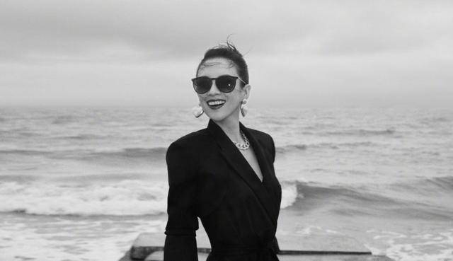 西装|42岁章子怡容光焕发，真空穿西装戴大金链，瘦成长脸气质大变样