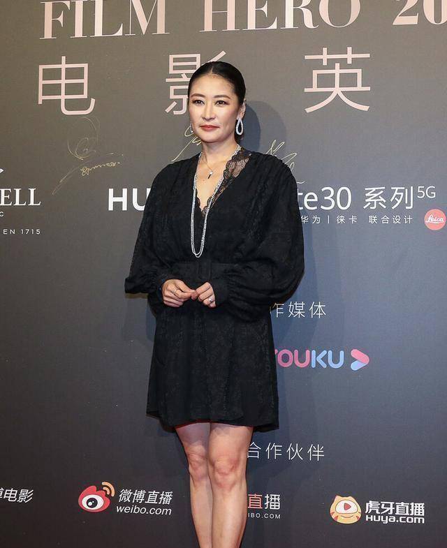 黑色|48岁梁静老得有味道,穿黑色短裙优雅自信,年近半百还是很敢穿