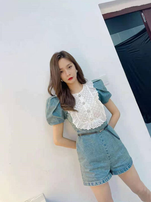 连体|angelababy参加活动太低调，穿连体短裤也时髦，纤腰细腿真抢镜