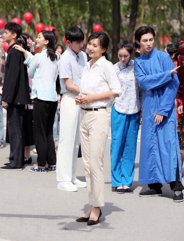 黑色|陈好现身酒店被拍，素颜发黄穿长裙肚子凸起，生活中就是普通人！