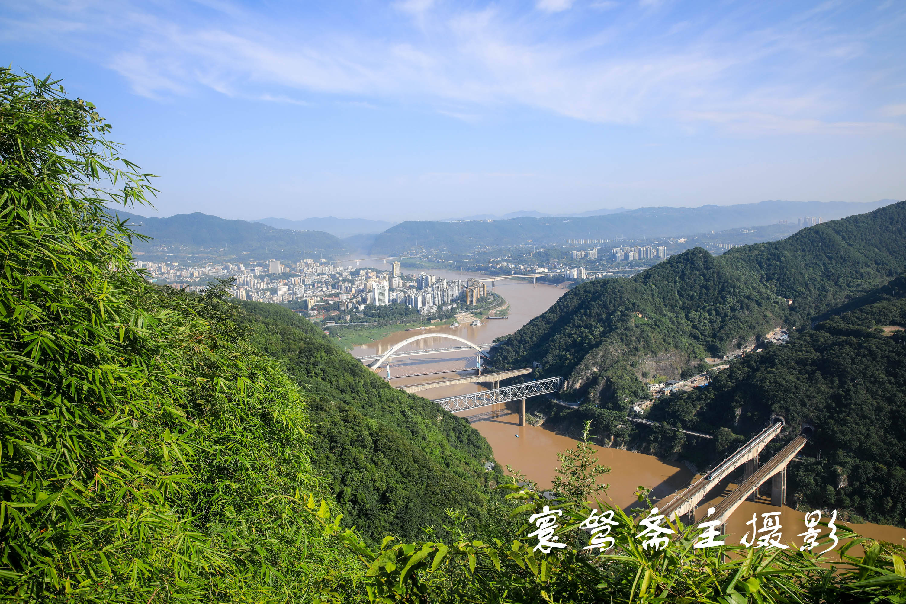 火车|在重庆这个鸟瞰一江八桥的观景台上，竟然还能看见绿皮火车和高铁面对面会车