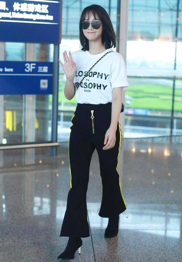 缝个|蓝盈莹这是穿了个啥,黑裤子上缝个“金拉链”,造型显眼难忽视