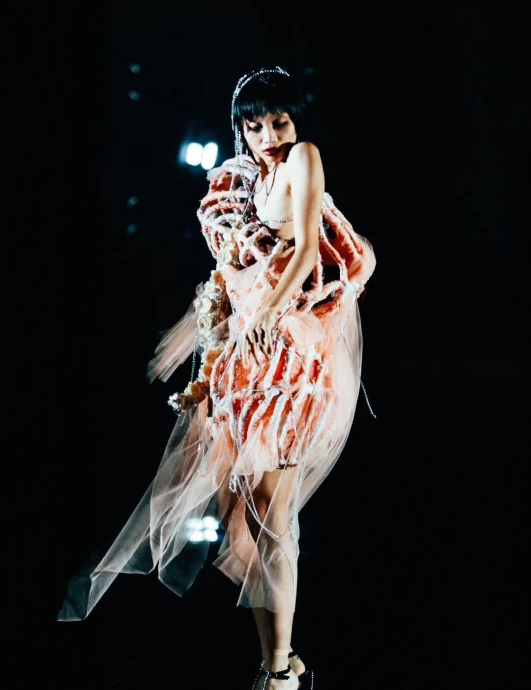 展演|惊艳！广州美术学院惊现赛博朋克沉浸式服装艺术展演-数艺网转