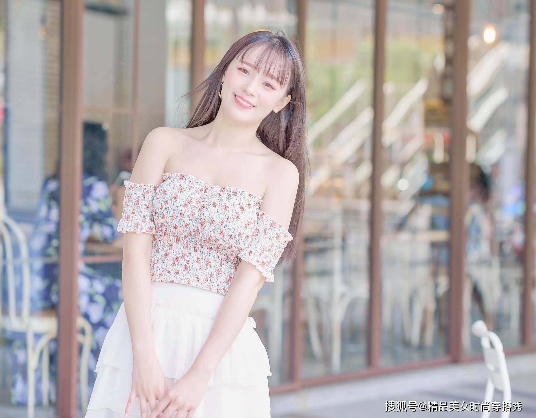 小白|性感优雅的抹胸碎花小衫配白色蛋糕小白裙，撑起街头亮丽风景线