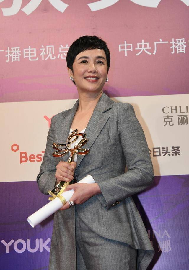 贵妇|蒋雯丽穿衣真太潮,西装外套“一半长一半短”,贵妇感太强