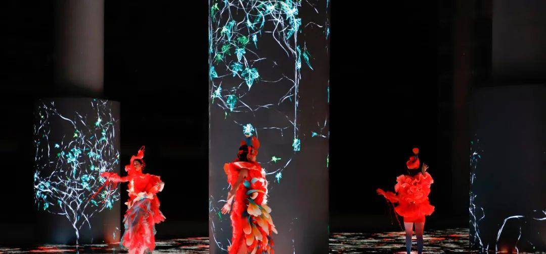 展演|惊艳！广州美术学院惊现赛博朋克沉浸式服装艺术展演-数艺网转