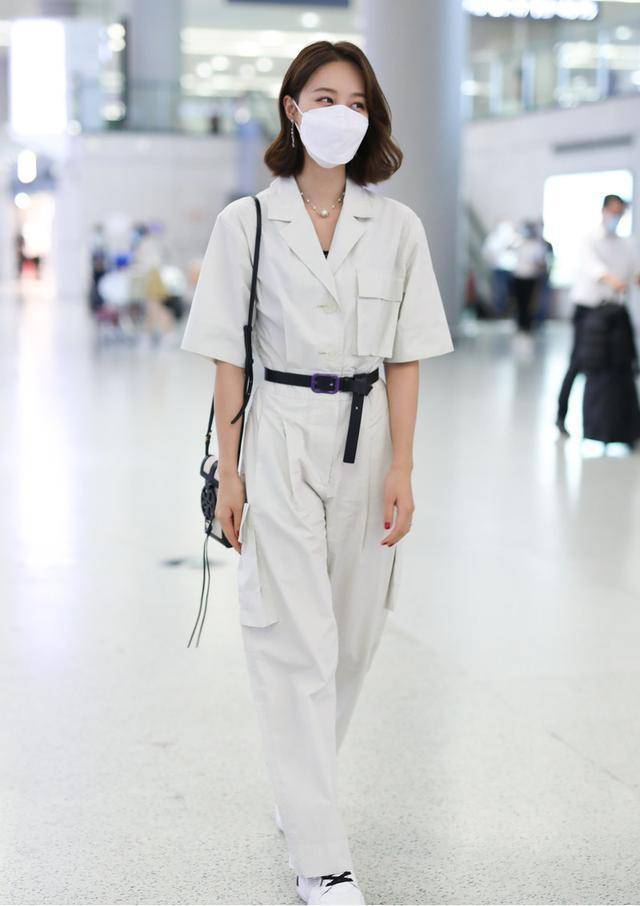 连体|蓝盈莹太飒了，连体工装干练帅气，黑色腰带系出小蛮腰