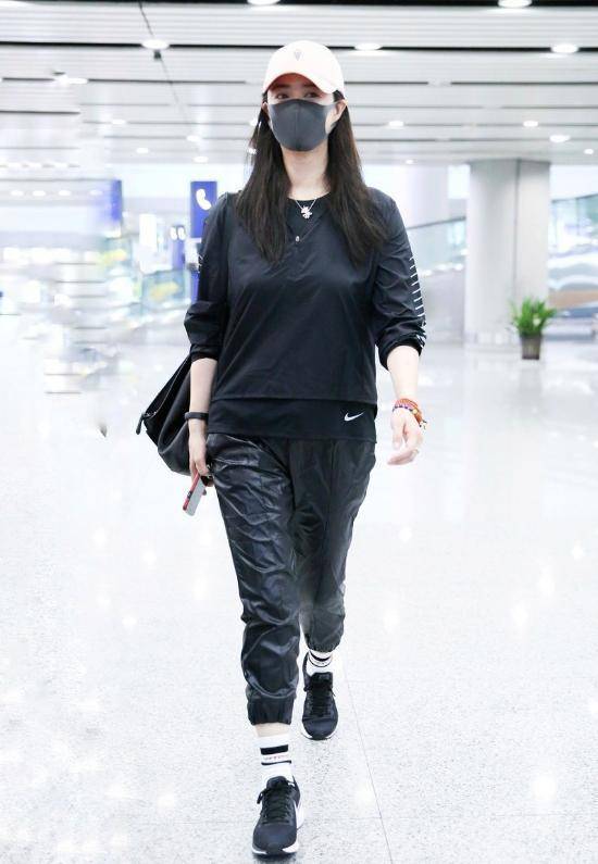 卫衣|蒋欣短发更显嫩了,卫衣配牛仔裤休闲又减龄,好像“学生妹”