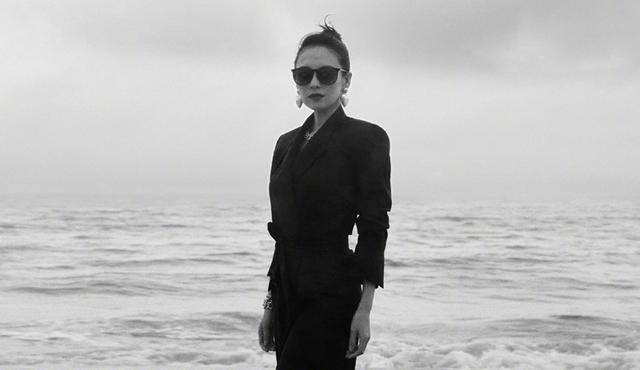 西装|42岁章子怡容光焕发，真空穿西装戴大金链，瘦成长脸气质大变样