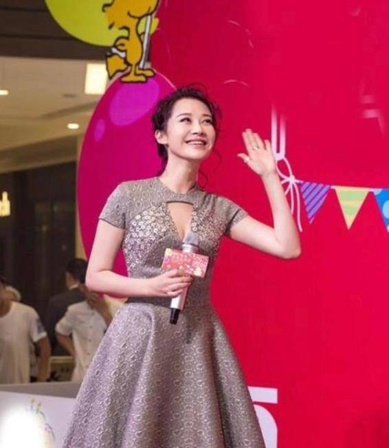 身材|许晴好身材任性,穿A字裙领口镂空博眼球,阿姨辈赶时髦很敢穿